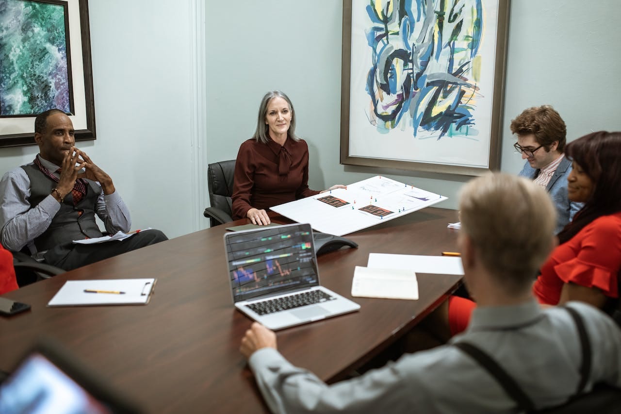 The 4 Power Positions And How To Use Them In A Meeting