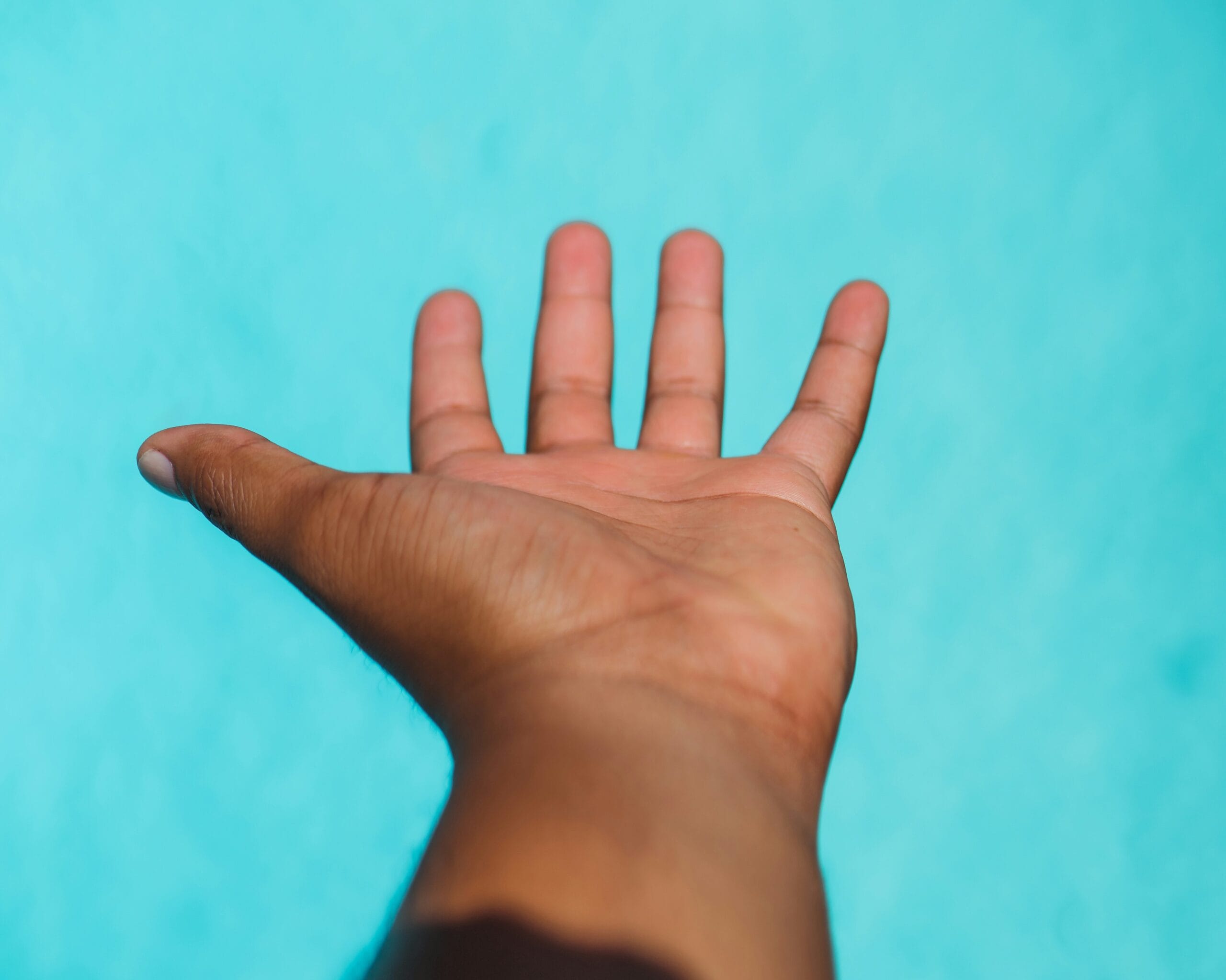 Signal Shifts: Non-Verbal Cues That Make Others Want to Follow